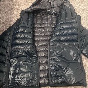 men TUMI light weight water resistant jacket with travel pouch